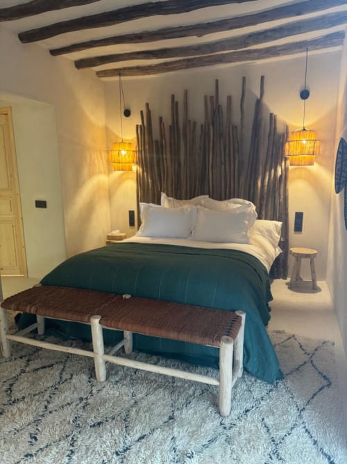 Chambre Suite Beldi du Jardin Sakina Marrakech avec literie bleu-vert, tête de lit en bois, luminaires suspendus et décoration traditionnelle