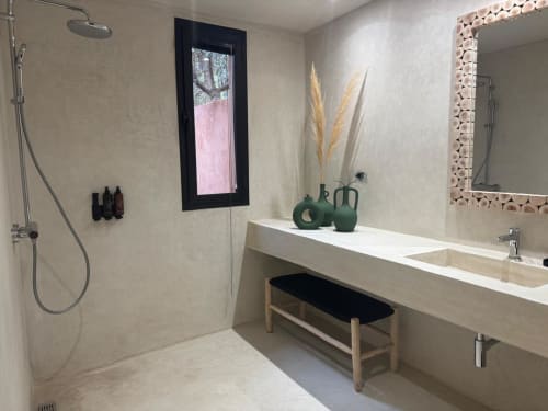 Salle de bain moderne de la Suite Beldi Jardin Sakina à Marrakech avec douche spacieuse, vanité blanche et fenêtre vue jardin