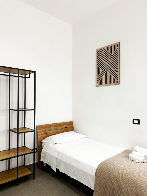 Camera moderna presso I colori di Napoli a Napoli con letto in legno, arredamento minimalista e libreria