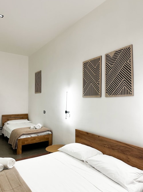 Camera tripla moderna presso I colori di Napoli B&B a Napoli con letti in legno, arte geometrica alle pareti e biancheria bianca