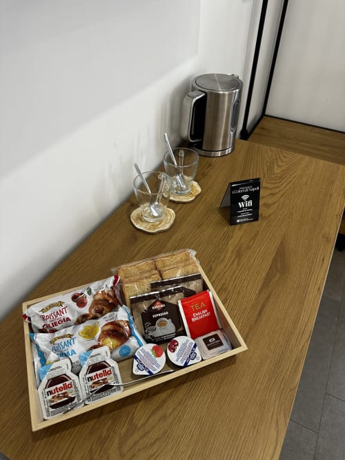 Vassoio di benvenuto con cornetti, Nutella, tè, espresso e bicchieri presso il bed and breakfast I colori di Napoli a Napoli