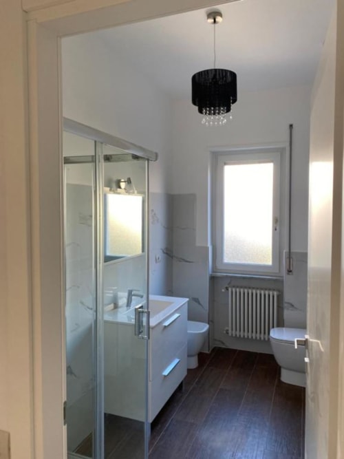 Bagno moderno nell'appartamento Ambra presso Suite in Città Depandance, Isernia con doccia, lavabo e illuminazione a sospensione