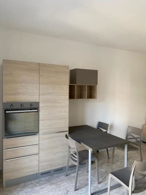 Moderna cucina e zona pranzo dell'appartamento Ambra presso Suite in Città Depandance, Isernia con mobili in legno