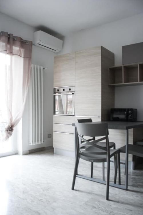 Zona cucina-sala da pranzo moderna dell'appartamento Ambra presso Suite in Città Depandance, Isernia con arredi contemporanei