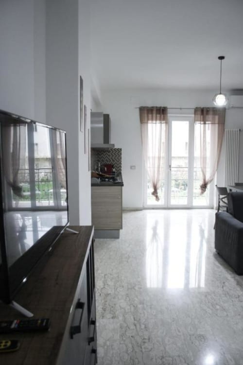 Moderno appartamento a Isernia con living open space, cucina, zona pranzo, TV, balcone con vista città