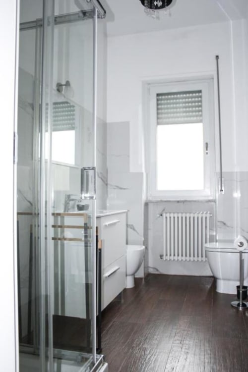 Bagno moderno dell'appartamento Ambra presso Suite in Città Depandance, Isernia con doccia, wc e radiatore