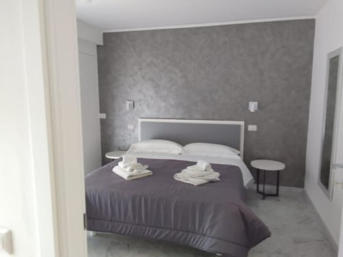 Camera moderna della suite Ematite presso l'hotel Città Depandance di Isernia con letto matrimoniale, parete accent scura e design contemporaneo