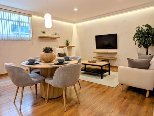 Sala moderna del apartamento Casa Donceles en Ciudad de México, con mesa de comedor redonda y asientos cómodos