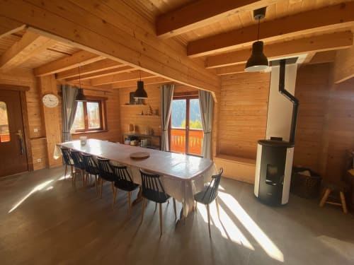 Salle à manger du chalet en bois moderne avec vue sur les montagnes aux Chalets d'Aline, La Plagne Tarentaise, France