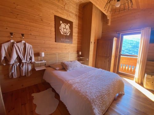 Chambre en bois cosy aux Chalets d'Aline, La Plagne avec vue montagne et décoration ourson