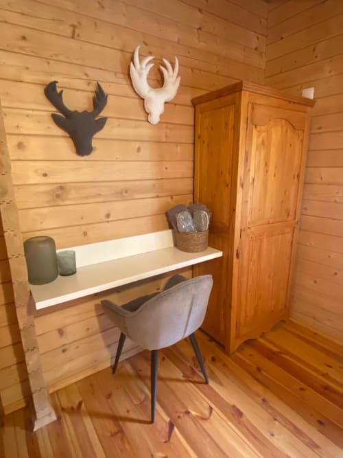 Coin bureau cosy dans la cabine en bois des Chalets d'Aline, La Plagne, orné de bois de cerf