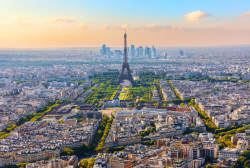 Vue aérienne de Paris avec la Tour Eiffel, les gratte-ciel de La Défense et la région de Sèvres aux jardins verdoyants