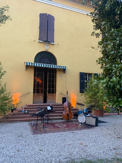 Allestimento concerto in cortile all'aperto a Palazzo Bonfiglioli con violoncello e pianoforte