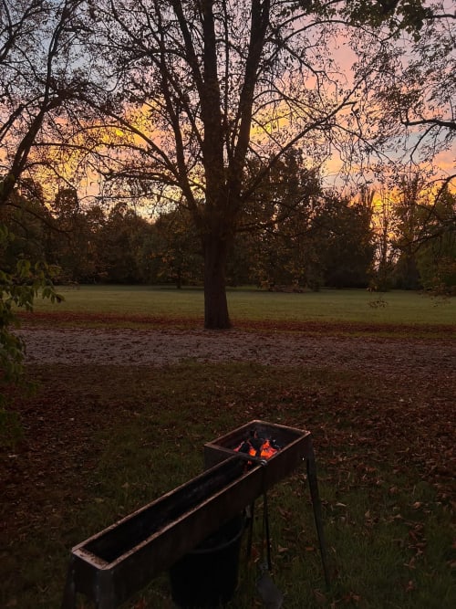 Focolare all'aperto al tramonto tra alberi e prati di Palazzo Bonfiglioli, San Giovanni in Persiceto