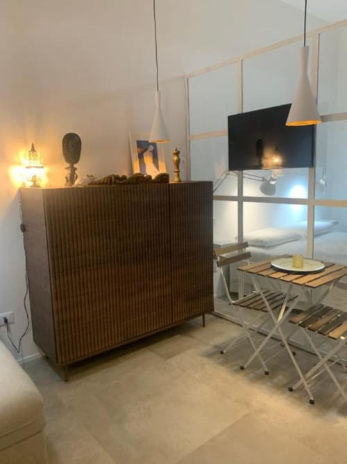 Moderna camera da letto in B&B Il Giardino di Ulisse a Reggio Calabria con zona pranzo, TV e illuminazione d'atmosfera