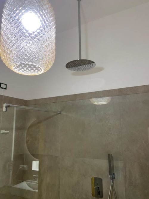 Soffitto moderno del bagno con plafoniera in vetro satinato e soffione a pioggia presso il B&B Il Giardino di Ulisse, Reggio