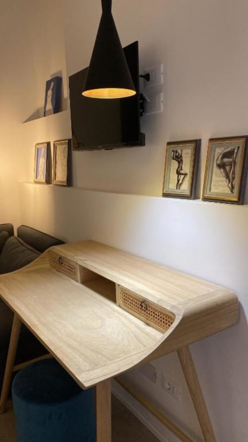 Spazio di lavoro moderno in camera B&B Il Giardino di Ulisse a Reggio Calabria con scrivania in legno chiaro e lampada sospesa nera