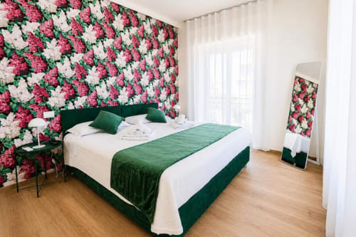 Camera doppia deluxe presso Le Rooms B&B Italy, con carta da parati floreale rosa, dettagli verdi e accesso al balcone