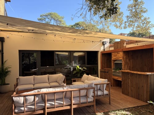Patio extérieur moderne de la Villa Acacia, Les Villas de Jade, avec mobilier en bois et auvent rétractable