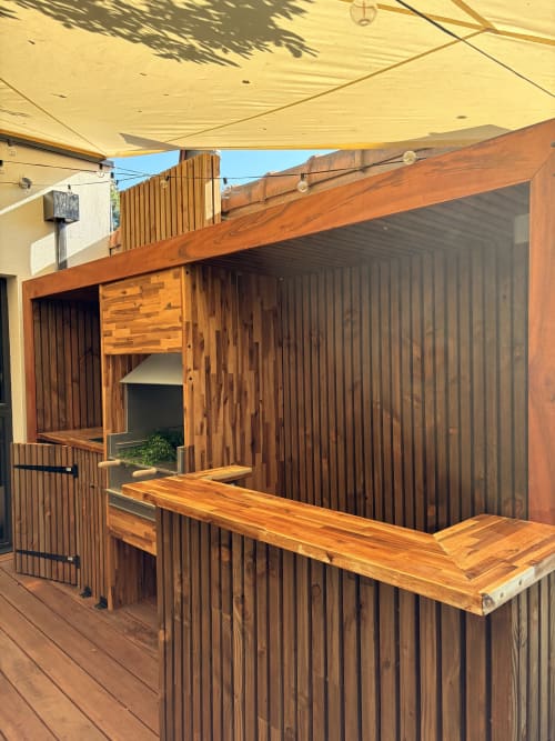 Bar extérieur en bois avec comptoir de service à la villa Les Villes de Jade à Saint-Brevin les Pins