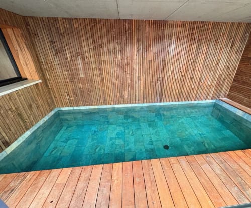 Piscine vide de la villa Les Villas de Jade avec carrelage turquoise et terrasse en bois, Saint-Brevin les Pins