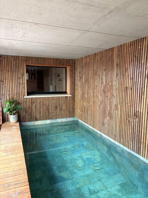 Piscine intérieure de la Villa Acacia, Les Villes de Jade, Saint-Brevin les Pins avec murs en bois et baie vitrée