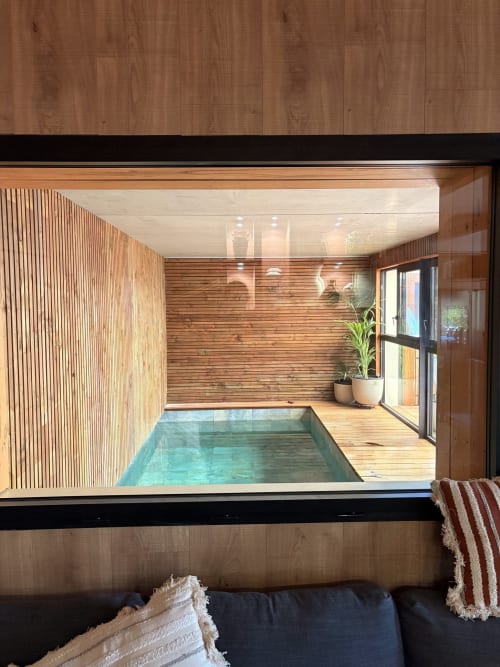 Piscine intérieure avec murs et terrasse en bois à la villa Les Villas de Jade à Saint-Brevin les Pins