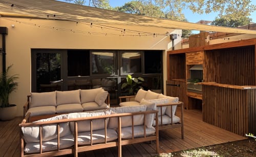 Terrasse en bois moderne avec mobilier crème aux Villas de Jade, Saint-Brevin les Pins, architecture contemporaine