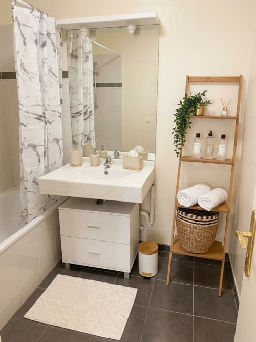 Salle de bain moderne de l'appartement Le Petit Paradis Parisien au Paradis Des Logis, Montmagny, avec vasque blanche et boiseries
