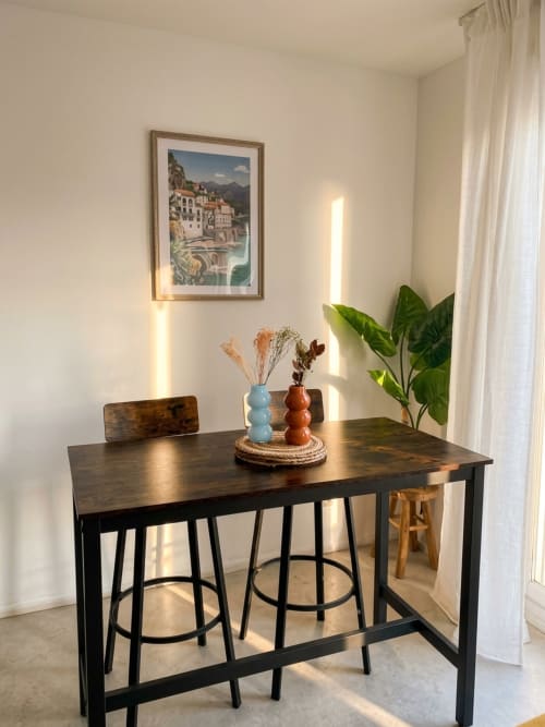 Espace de travail moderne au Petit Paradis Parisien avec table sombre, bar, vases décoratifs et vue sur la ville à Montmagny
