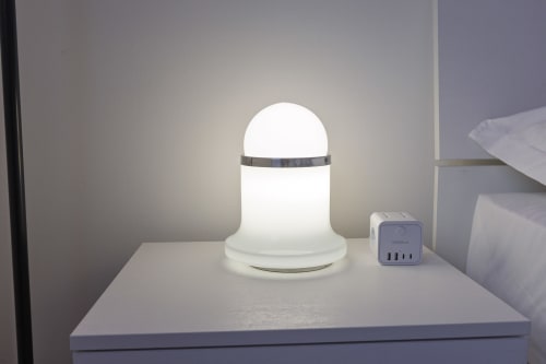 Moderna lampada a cupola luminosa sul comodino in Solumnia Urban Nest 2 a Milano con caricatore USB