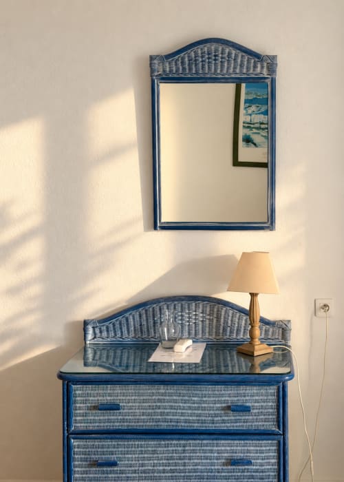 Commode en rotin bleu avec miroir et lampe à l'Hôtel Thalassa à Cargèse, Corse