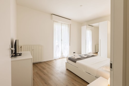 Solumnia Urban Nest bilocale a Milano con design moderno, parquet, armadio con specchi e vista sulla città
