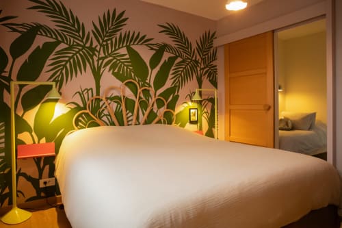 Chambre Suite Forêt au gîte Recevoir par Charline à Biganos avec fresque botanique, lit blanc et éclairage ambiant