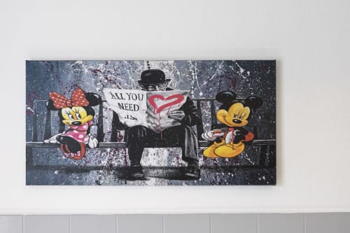 Coloratissima street art con Minnie e Mickey Mouse e la scritta 'All You Need Is Love' presso Solumnia Urban Nest