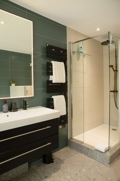 Salle de bains moderne à La Suite Forêt chez Recevoir par Charline, Biganos, avec carrelage vert et douche vitrée