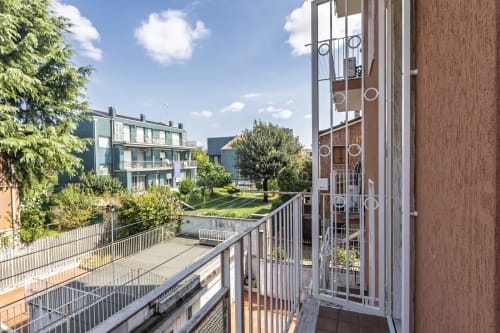Vista dal balcone dell'appartamento Solumnia Urban Nest 2 a Milano, con affaccio su cortili verdi e moderni edifici residenziali