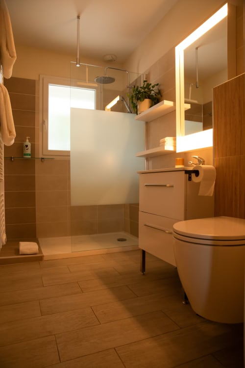 Salle de bain moderne au gîte Recevoir par Charline à Biganos avec douche à l'italienne, vasque et miroir chauffant