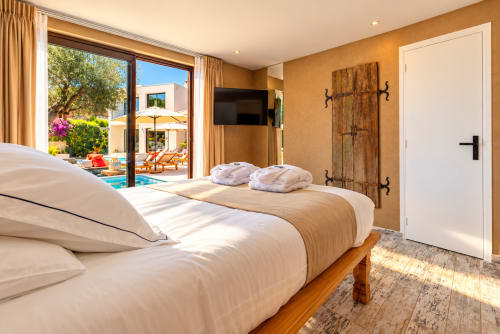 Chambre luxe à La Villa Monarque avec lits jumeaux, vue piscine, TV et accès terrasse à Cap d'Agde