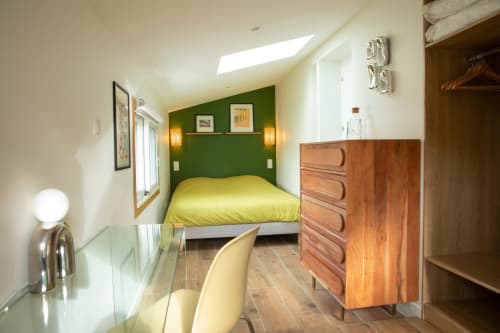 Chambre moderne et lumineuse à la chambre d'hôtes Recevoir par Charline B&B à Biganos, avec literie jaune, mur d'accent vert, commode en bois
