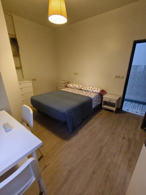 Amplio dormitorio doble en Pensión Los Pinos Gijón con cama, mesilla, escritorio y comodidades modernas