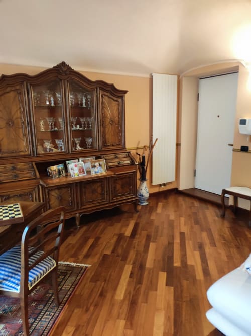 Suite Platone Prestige dell'hotel Gruppo Platone di Alessandria con mobili in legno antico, parquet e raffinata eleganza