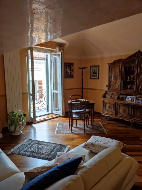Suite Platone Prestige dell'hotel Gruppo Platone ad Alessandria con arredi eleganti d'epoca, pareti color ocra caldo e
