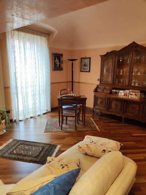 Suite Platone Prestige presso l'hotel Gruppo Platone di Alessandria con mobili in legno elegante, pareti color pesca e arredamento classico