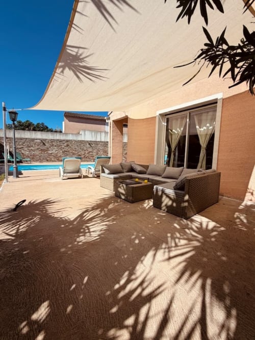 Patio de la Villa Benedettu avec mobilier en rotin, voile d'ombrage et vue sur la piscine aux Villas d'A Storia, Porto-Vecchio