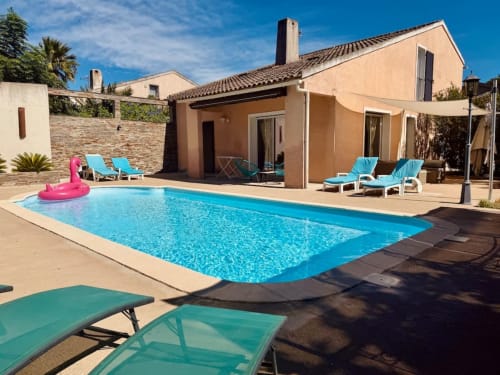 Villa Les Villas d'A Storia à Porto-Vecchio avec piscine bleu turquoise, transats et maison en pierre avec terrasse