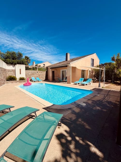 Piscine Villa Benedettu aux Villas d'A Storia, Porto-Vecchio avec transats turquoise et villa en pierre