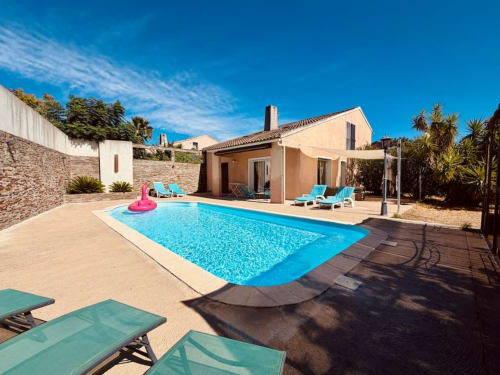 Piscine des Villas d'A Storia avec transats, maison et terrasse à Porto-Vecchio