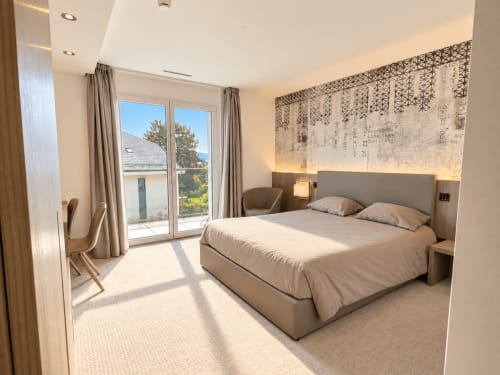 Modern studio bedroom at Attica Résidences St-Sulpice with lake view, queen bed, terrace access