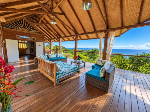 Pavillon bord de mer Fare Tihi Moana à Tumaraa, vue océan, terrasse bois et mobilier turquoise
